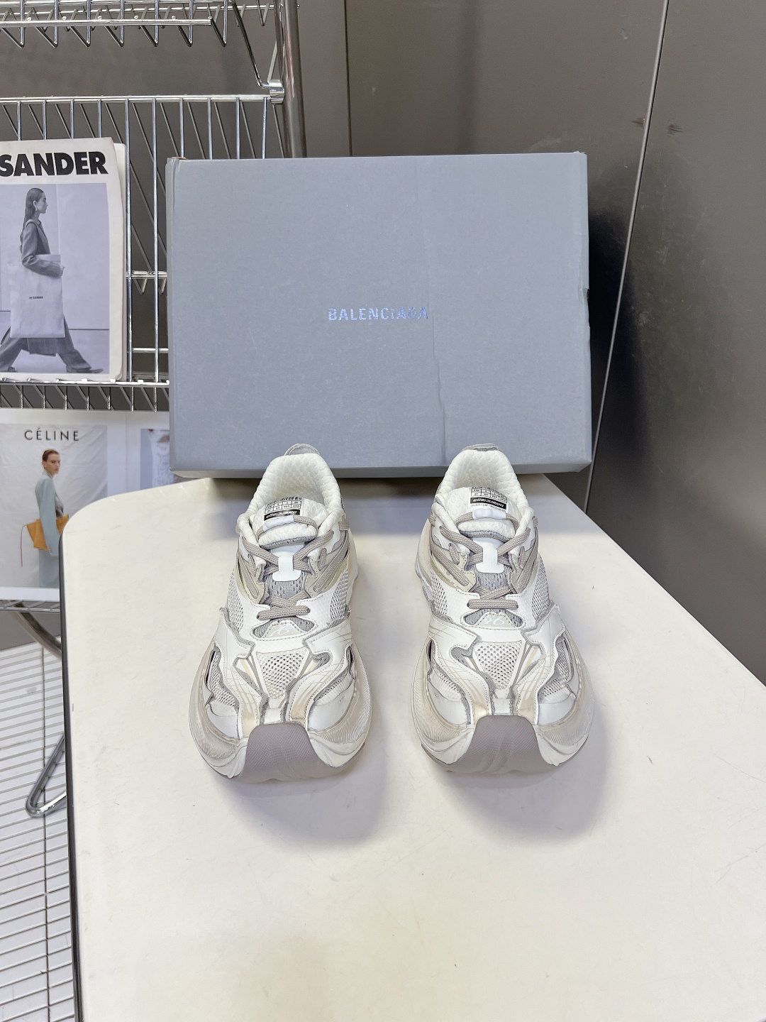巴黎世家Balenciaga春夏最新款老爹鞋 运动鞋采用标志性的解构主义设计 不规则剪裁 外露缝线与层叠