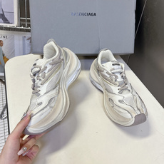 巴黎世家Balenciaga春夏最新款老爹鞋 运动鞋采用标志性的解构主义设计 不规则剪裁 外露缝线与层叠 巴黎世家Balenciaga春夏最新款老爹鞋 运动鞋采用标志性的解构主义设计 不规则剪裁 外露缝线与层叠