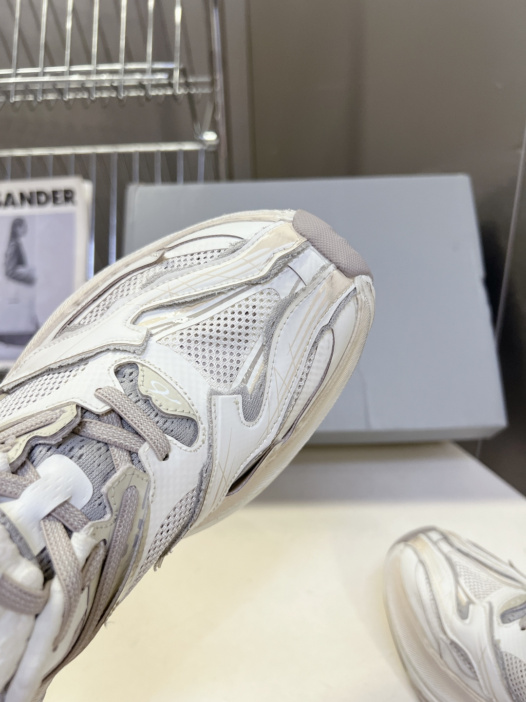 巴黎世家Balenciaga春夏最新款老爹鞋 运动鞋采用标志性的解构主义设计 不规则剪裁 外露缝线与层叠 巴黎世家Balenciaga春夏最新款老爹鞋 运动鞋采用标志性的解构主义设计 不规则剪裁 外露缝线与层叠