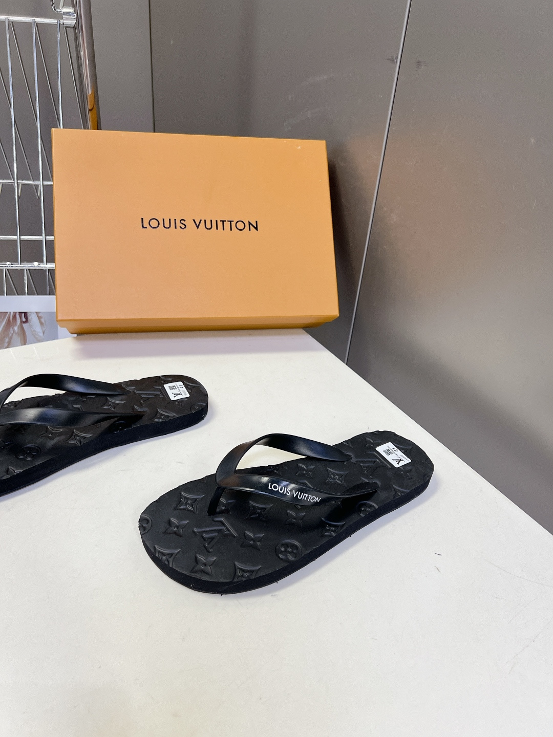 Louis Vuitton路易威登春夏最新情侣款人字拖超多明星网红种草 主体采用柔韧橡胶打造 触感柔软不