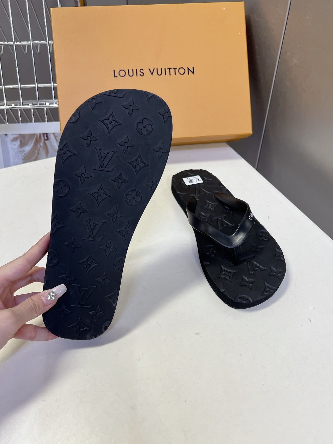 Louis Vuitton路易威登春夏最新情侣款人字拖超多明星网红种草 主体采用柔韧橡胶打造 触感柔软不