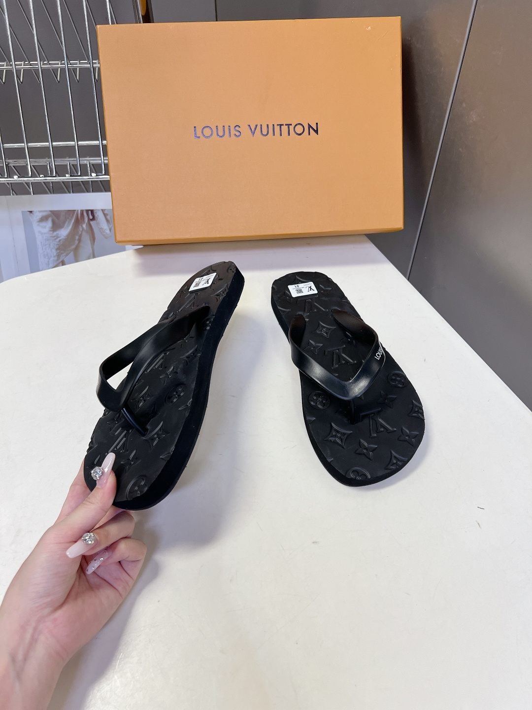 Louis Vuitton路易威登春夏最新情侣款人字拖超多明星网红种草 主体采用柔韧橡胶打造 触感柔软不