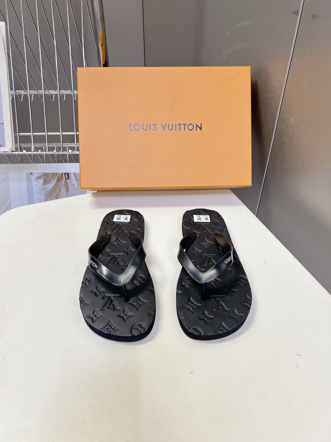 Louis Vuitton路易威登春夏最新情侣款人字拖超多明星网红种草 主体采用柔韧橡胶打造 触感柔软不