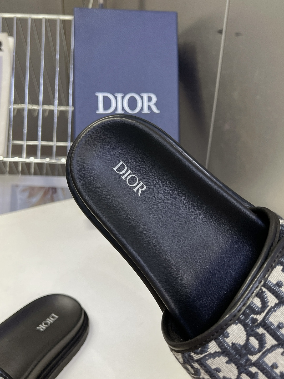 DIOR迪奥 Aqua 系列春夏最新款男士魔术贴一字拖超多明星网红种草 鞋面带采用了迪奥经典的Obliq