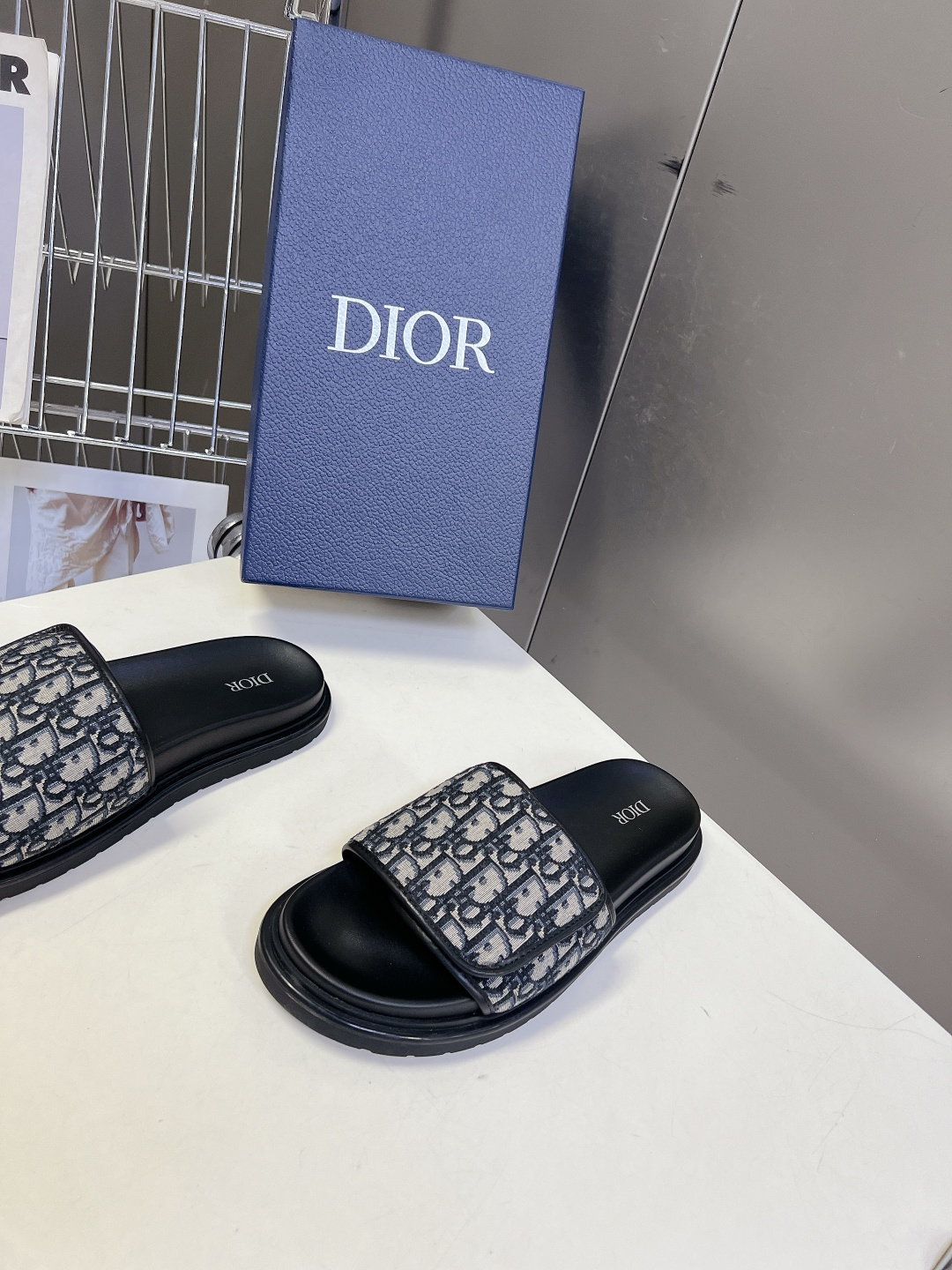 DIOR迪奥 Aqua 系列春夏最新款男士魔术贴一字拖超多明星网红种草 鞋面带采用了迪奥经典的Obliq