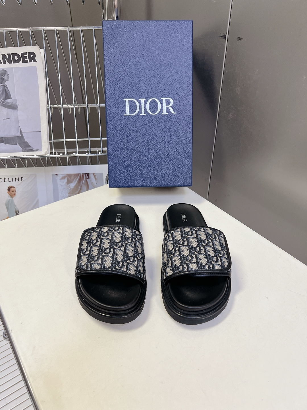 DIOR迪奥 Aqua 系列春夏最新款男士魔术贴一字拖超多明星网红种草 鞋面带采用了迪奥经典的Obliq