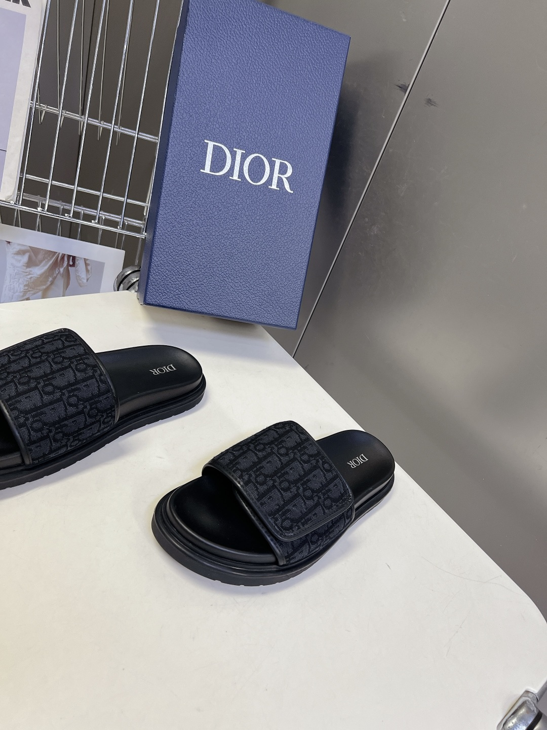 DIOR迪奥 Aqua 系列春夏最新款男士魔术贴一字拖超多明星网红种草 鞋面带采用了迪奥经典的Obliq