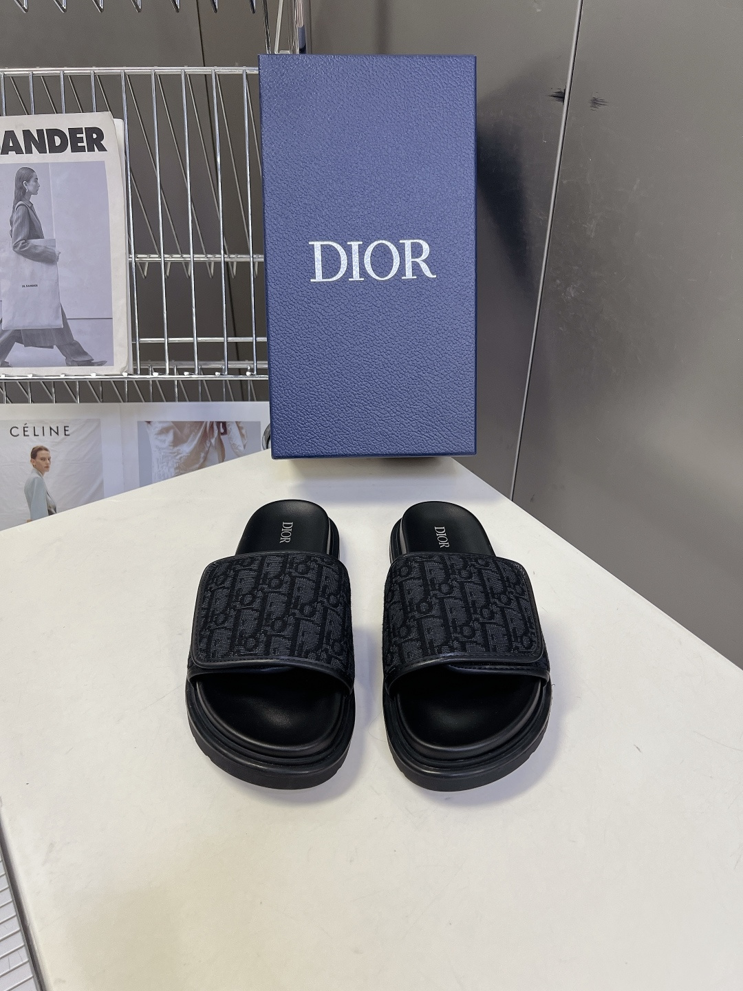 DIOR迪奥 Aqua 系列春夏最新款男士魔术贴一字拖超多明星网红种草 鞋面带采用了迪奥经典的Obliq