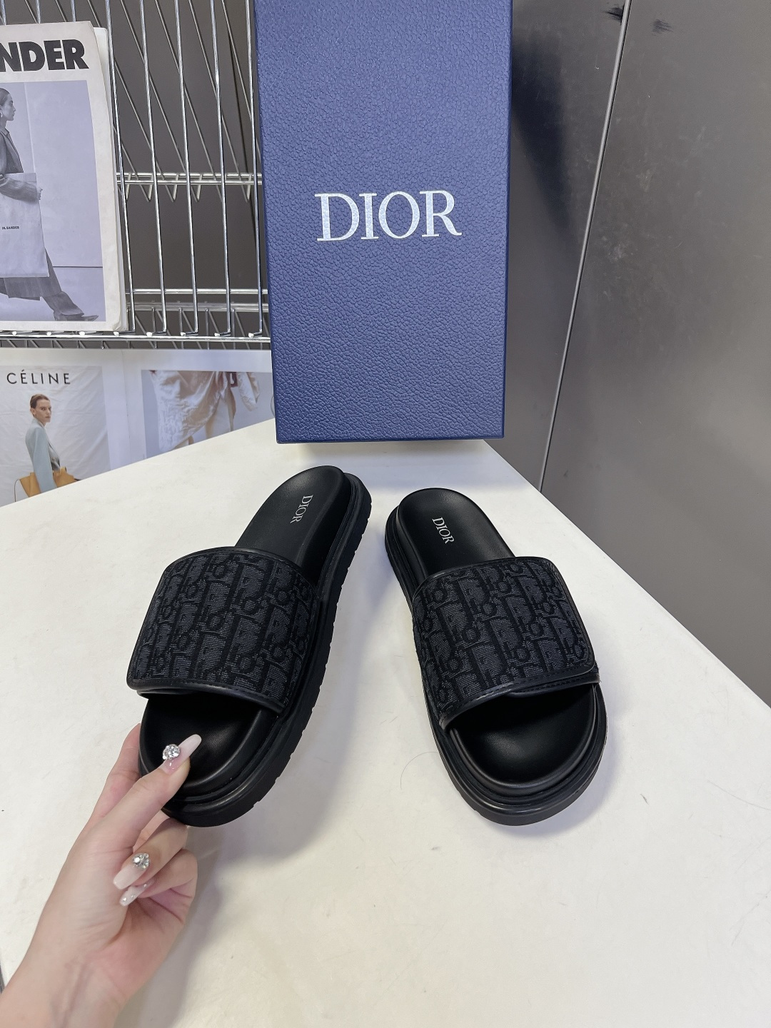 DIOR迪奥 Aqua 系列春夏最新款男士魔术贴一字拖超多明星网红种草 鞋面带采用了迪奥经典的Obliq