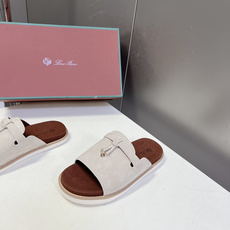 Loro Piana 诺悠翩雅春夏最新款老钱风休闲拖鞋超多明星网红种草 Loro Piana Runw Loro Piana 诺悠翩雅春夏最新款老钱风休闲拖鞋超多明星网红种草 Loro Piana Runw