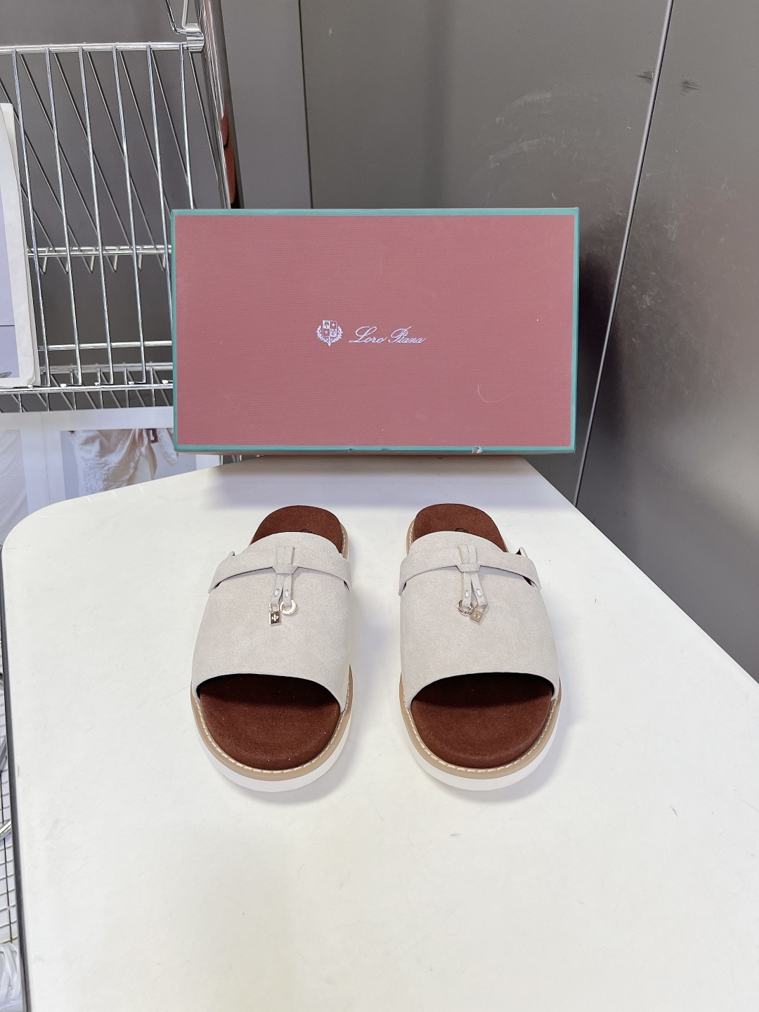 Loro Piana ‌诺悠翩雅春夏最新款老钱风休闲拖鞋超多明星网红种草 Loro Piana Runw