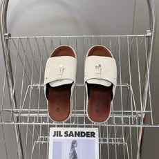 Loro Piana 诺悠翩雅春夏最新款老钱风休闲拖鞋超多明星网红种草 Loro Piana Runw Loro Piana 诺悠翩雅春夏最新款老钱风休闲拖鞋超多明星网红种草 Loro Piana Runw