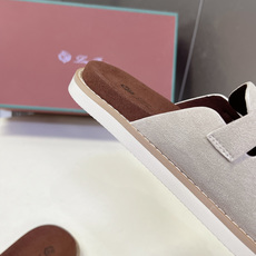 Loro Piana 诺悠翩雅春夏最新款老钱风休闲拖鞋超多明星网红种草 Loro Piana Runw Loro Piana 诺悠翩雅春夏最新款老钱风休闲拖鞋超多明星网红种草 Loro Piana Runw