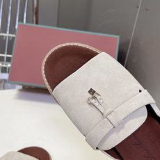 Loro Piana 诺悠翩雅春夏最新款老钱风休闲拖鞋超多明星网红种草 Loro Piana Runw Loro Piana 诺悠翩雅春夏最新款老钱风休闲拖鞋超多明星网红种草 Loro Piana Runw