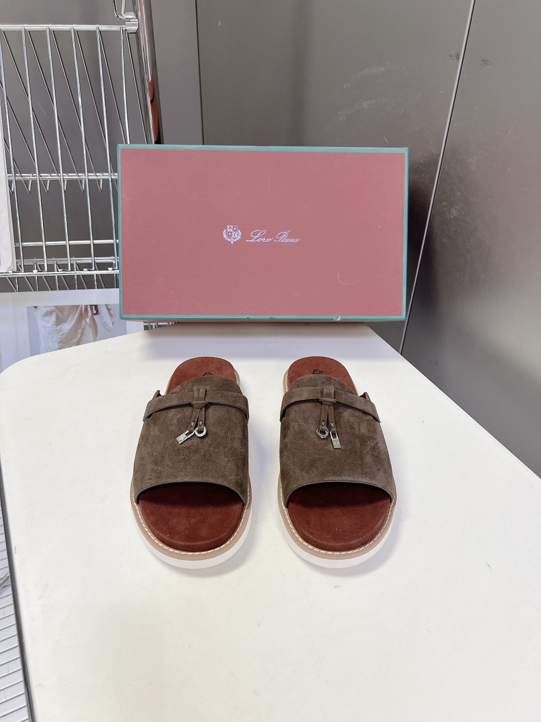 Loro Piana ‌诺悠翩雅春夏最新款老钱风休闲拖鞋超多明星网红种草 Loro Piana Runw