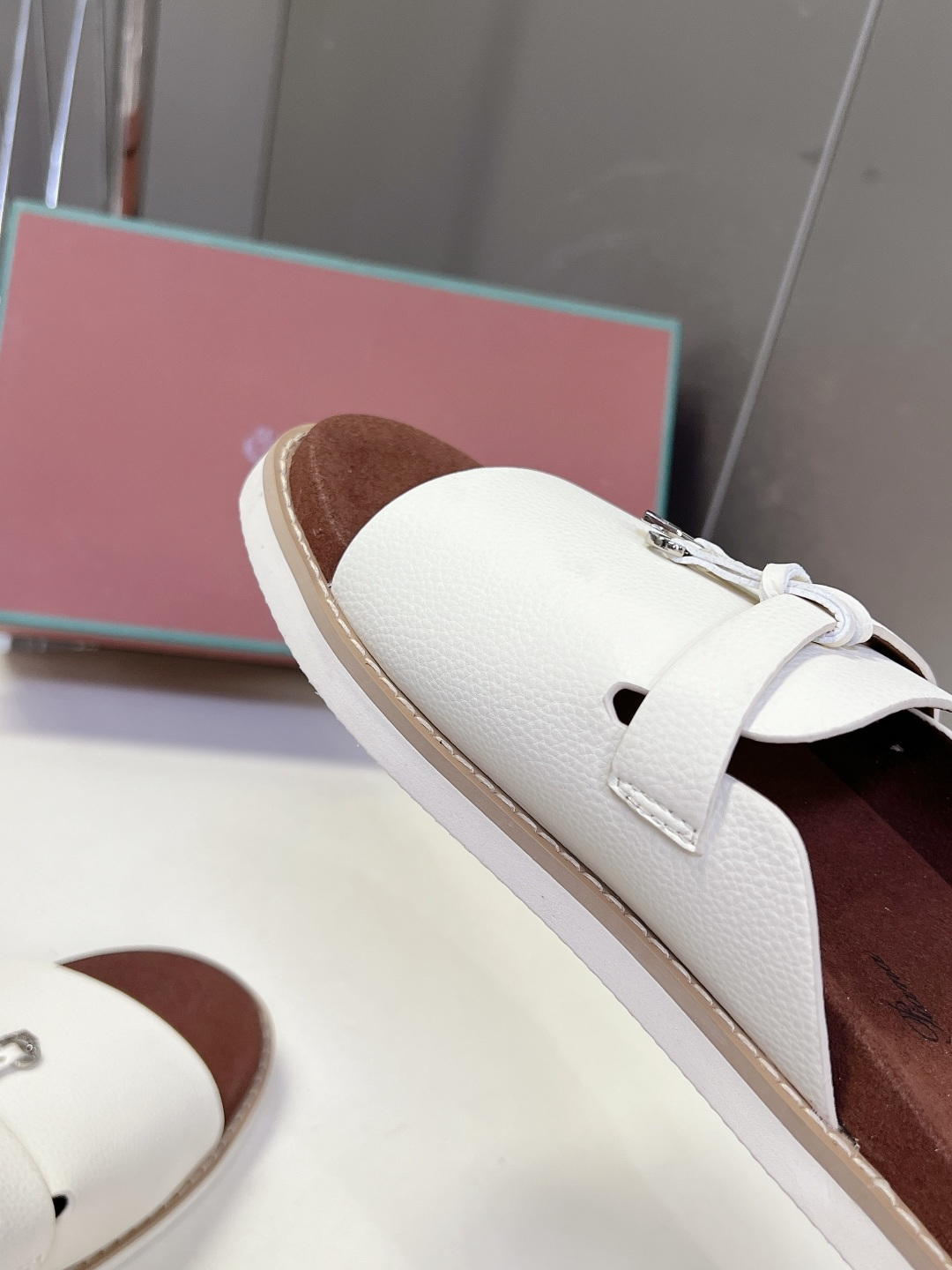 Loro Piana ‌诺悠翩雅春夏最新款老钱风休闲拖鞋超多明星网红种草 Loro Piana Runw