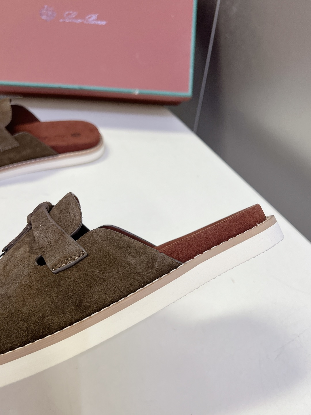 Loro Piana ‌诺悠翩雅春夏最新款老钱风休闲拖鞋超多明星网红种草 Loro Piana Runw