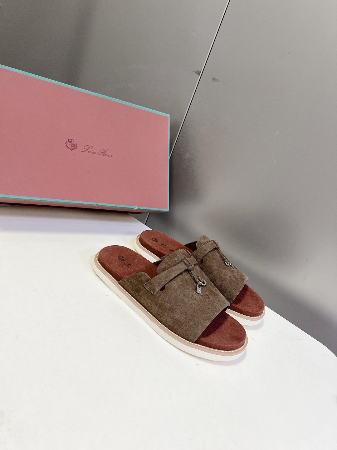 Loro Piana ‌诺悠翩雅春夏最新款老钱风休闲拖鞋超多明星网红种草 Loro Piana Runw