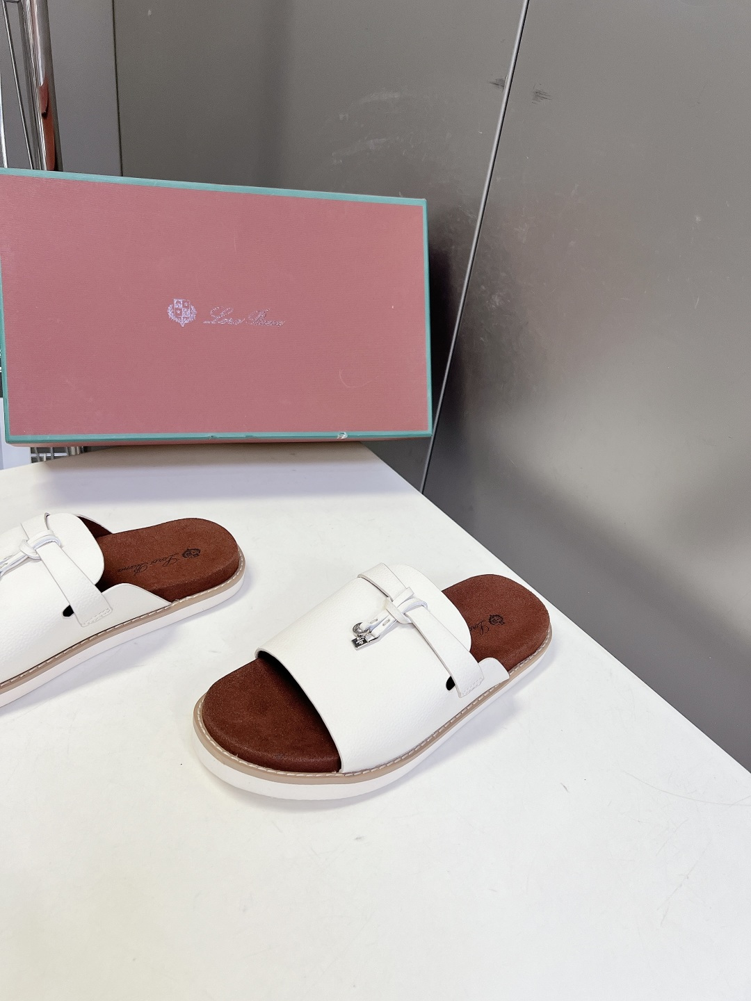 Loro Piana ‌诺悠翩雅春夏最新款老钱风休闲拖鞋超多明星网红种草 Loro Piana Runw