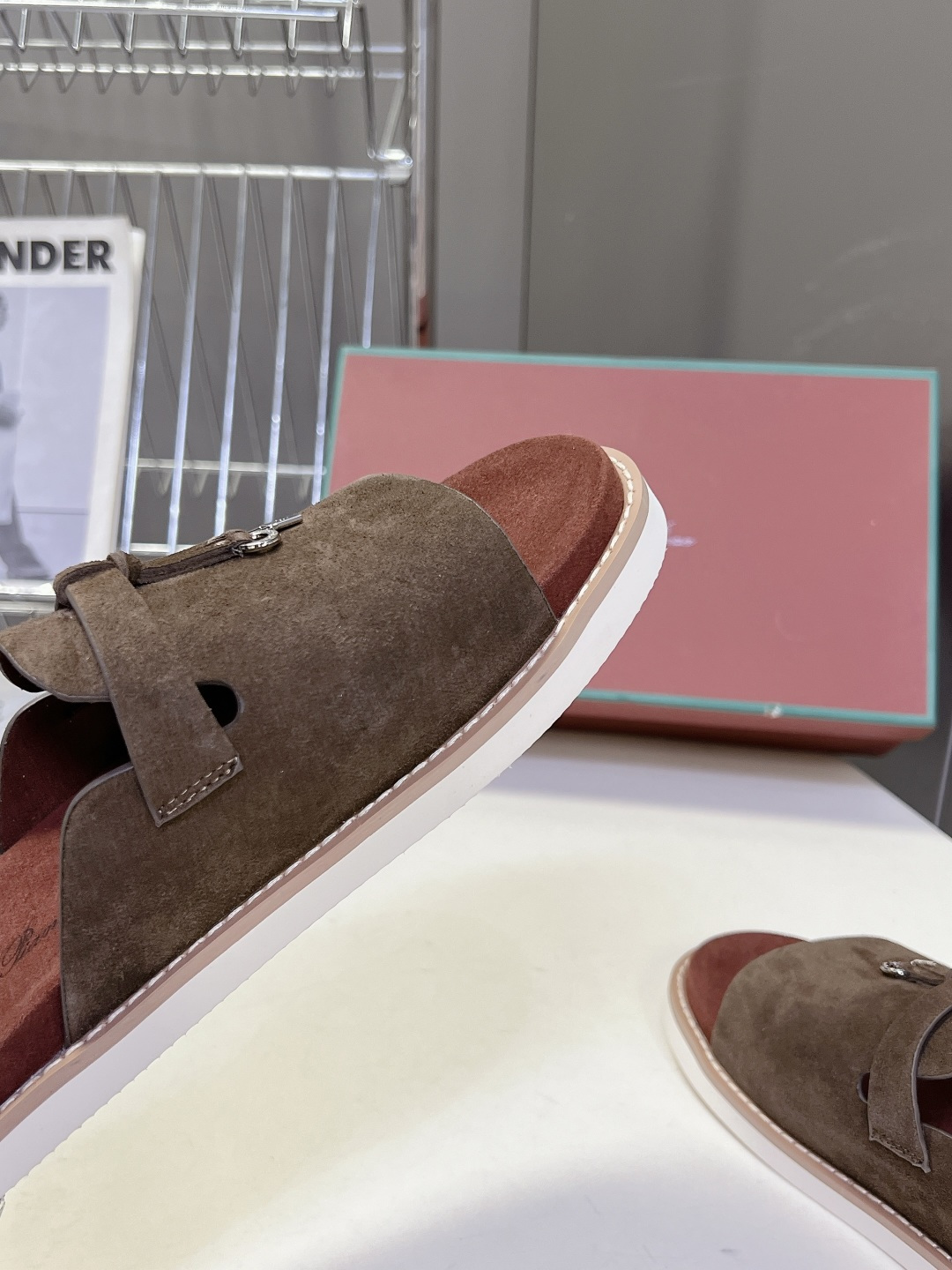 Loro Piana ‌诺悠翩雅春夏最新款老钱风休闲拖鞋超多明星网红种草 Loro Piana Runw