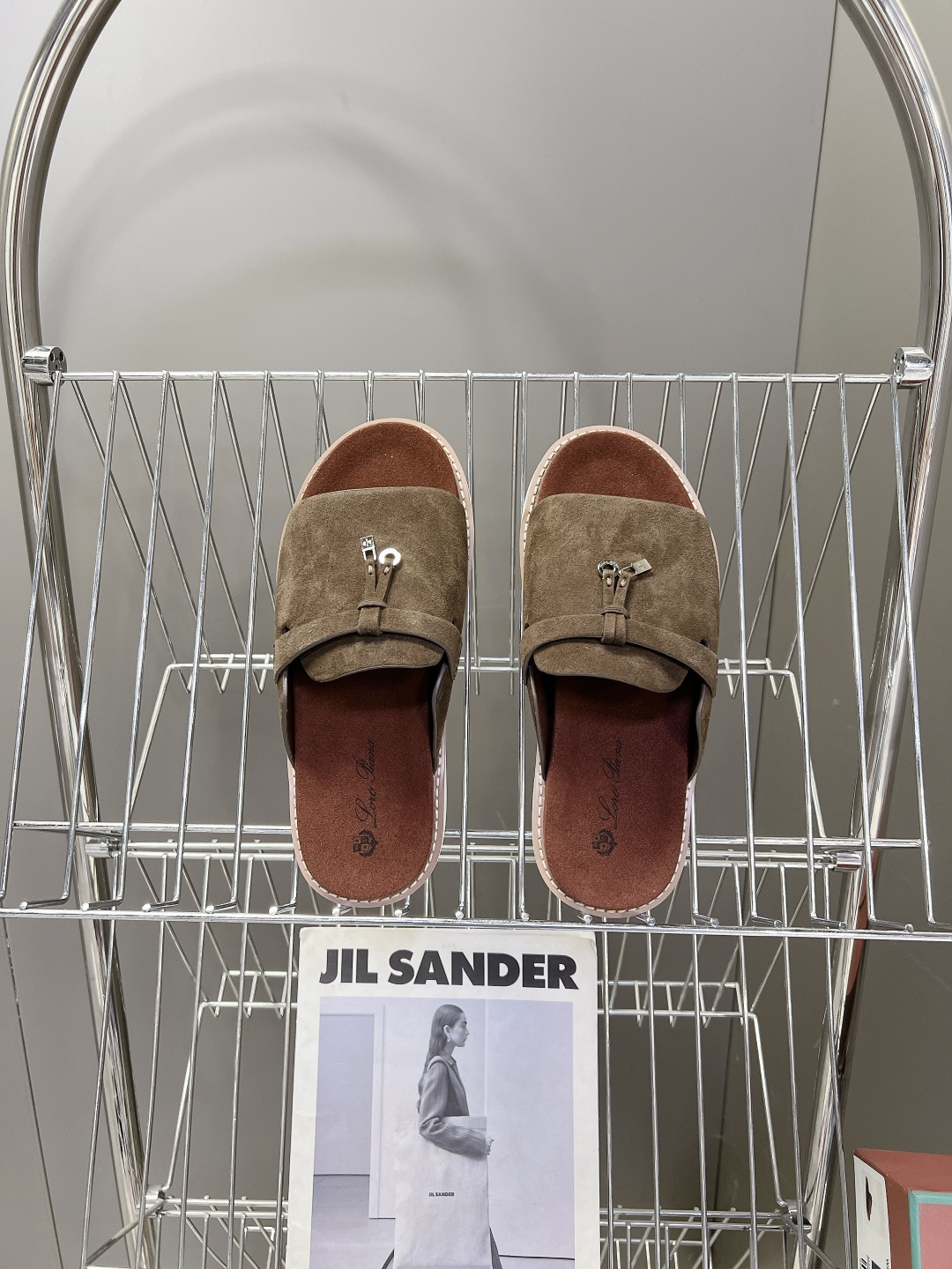 Loro Piana ‌诺悠翩雅春夏最新款老钱风休闲拖鞋超多明星网红种草 Loro Piana Runw