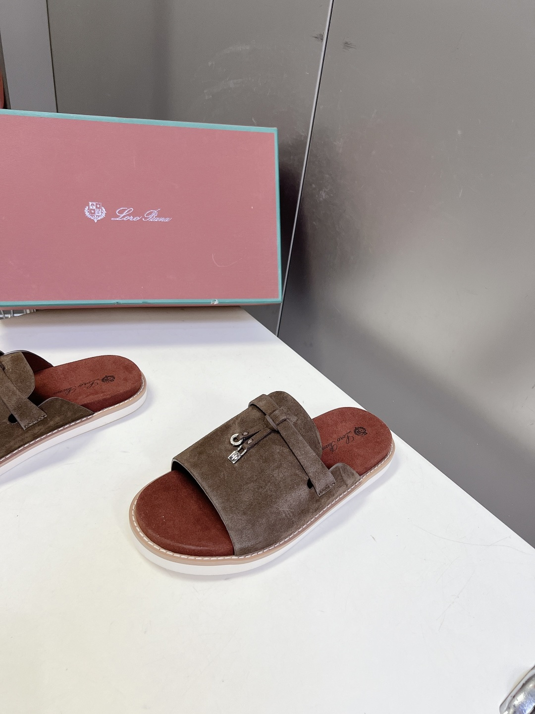 Loro Piana ‌诺悠翩雅春夏最新款老钱风休闲拖鞋超多明星网红种草 Loro Piana Runw