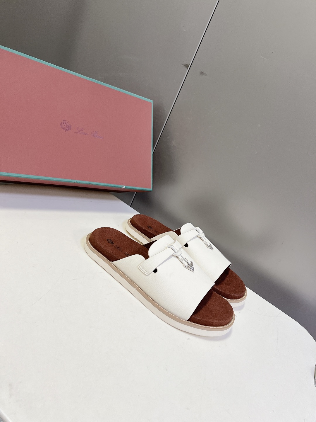 Loro Piana ‌诺悠翩雅春夏最新款老钱风休闲拖鞋超多明星网红种草 Loro Piana Runw