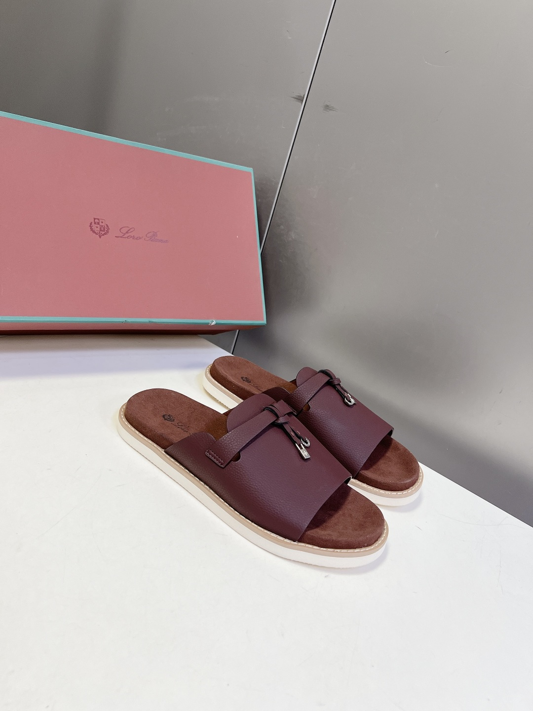 Loro Piana ‌诺悠翩雅春夏最新款老钱风休闲拖鞋超多明星网红种草 Loro Piana Runw