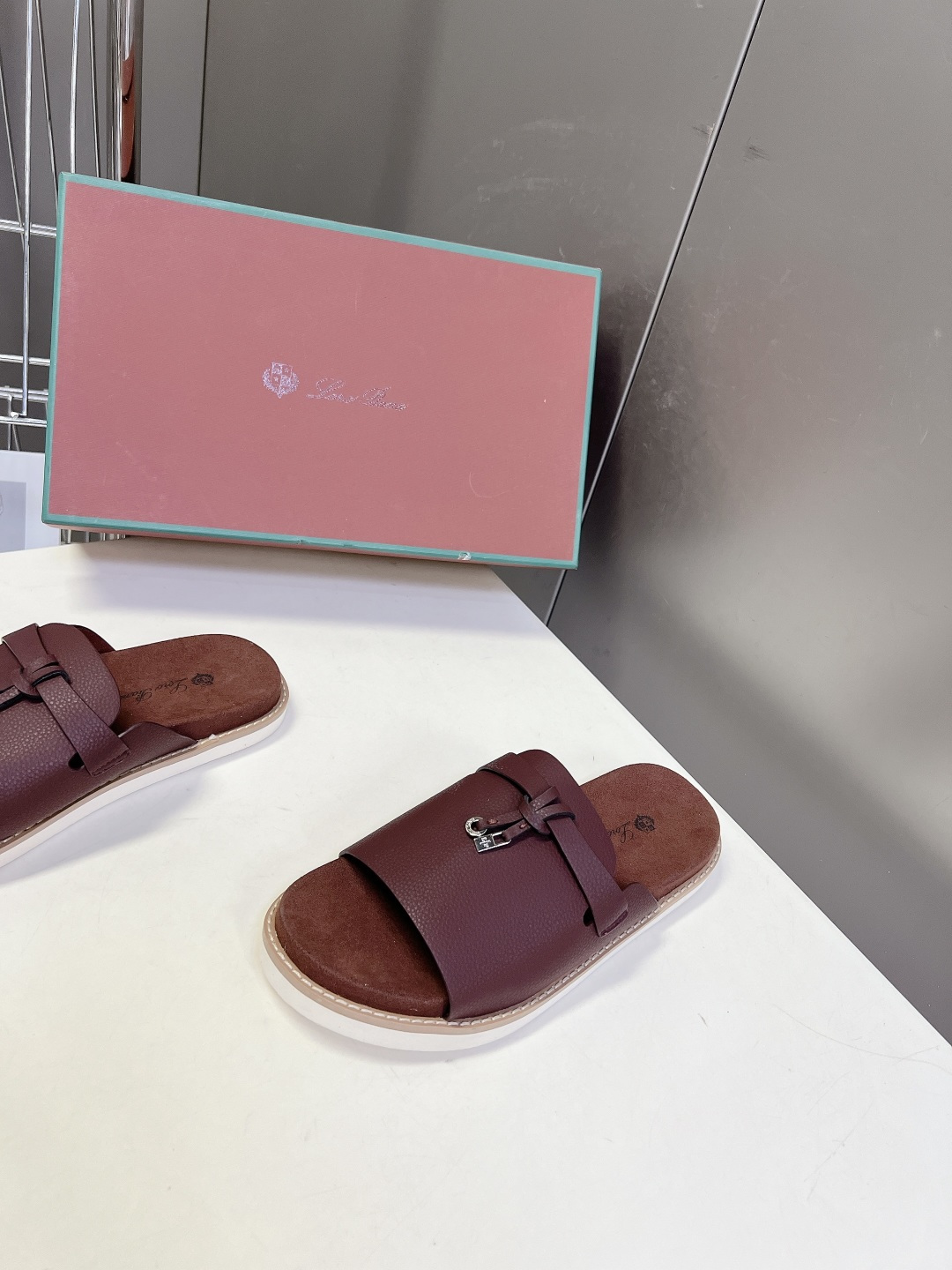 Loro Piana ‌诺悠翩雅春夏最新款老钱风休闲拖鞋超多明星网红种草 Loro Piana Runw