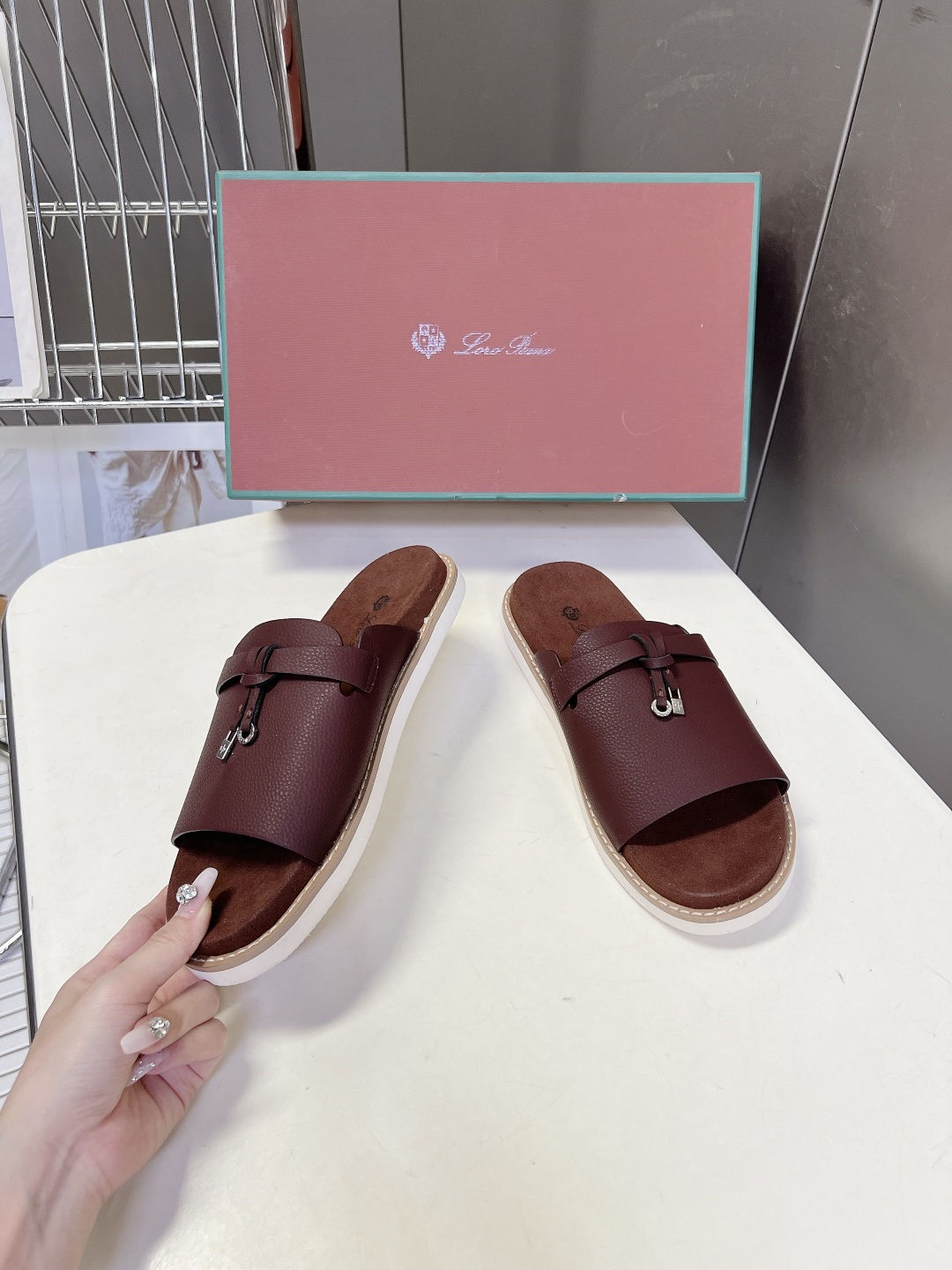 Loro Piana ‌诺悠翩雅春夏最新款老钱风休闲拖鞋超多明星网红种草 Loro Piana Runw
