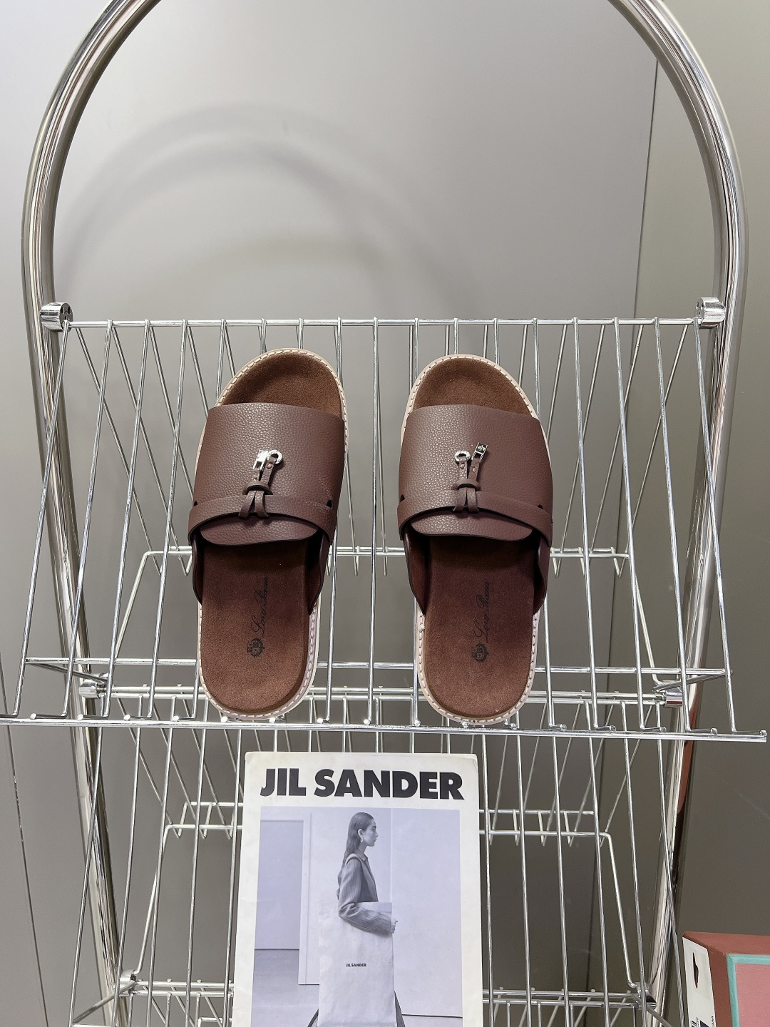 Loro Piana ‌诺悠翩雅春夏最新款老钱风休闲拖鞋超多明星网红种草 Loro Piana Runw