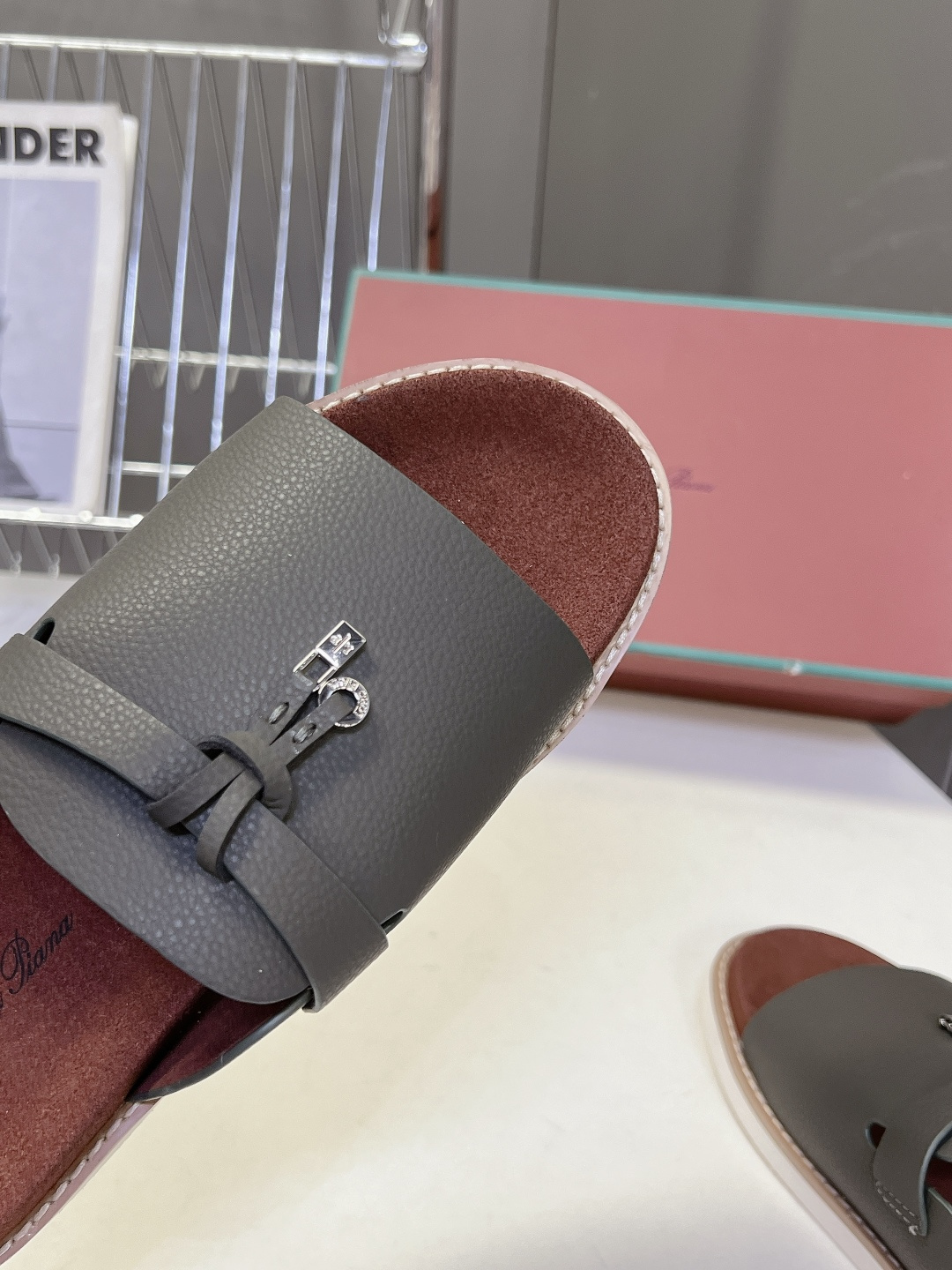 Loro Piana ‌诺悠翩雅春夏最新款老钱风休闲拖鞋超多明星网红种草 Loro Piana Runw