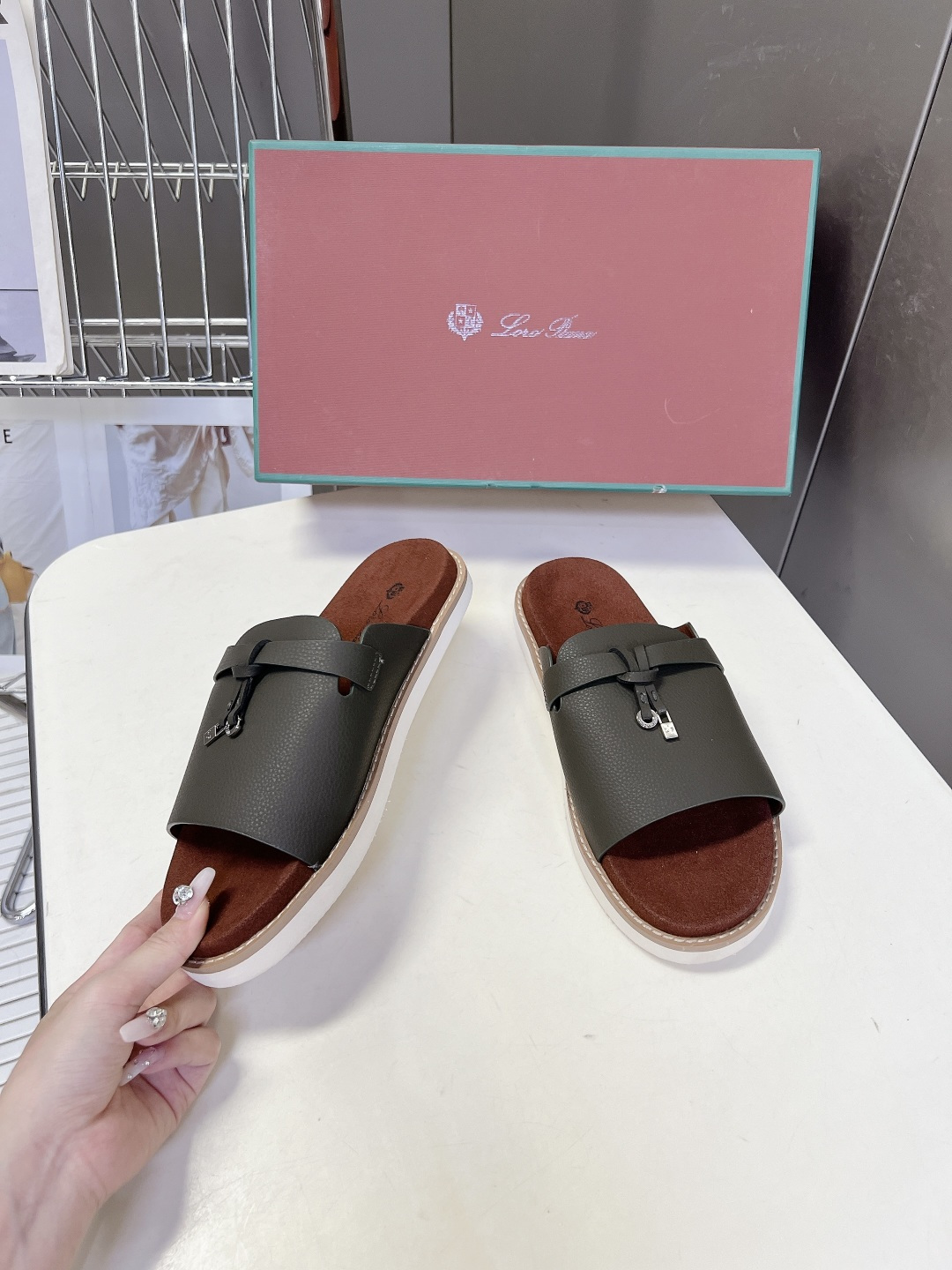 Loro Piana ‌诺悠翩雅春夏最新款老钱风休闲拖鞋超多明星网红种草 Loro Piana Runw