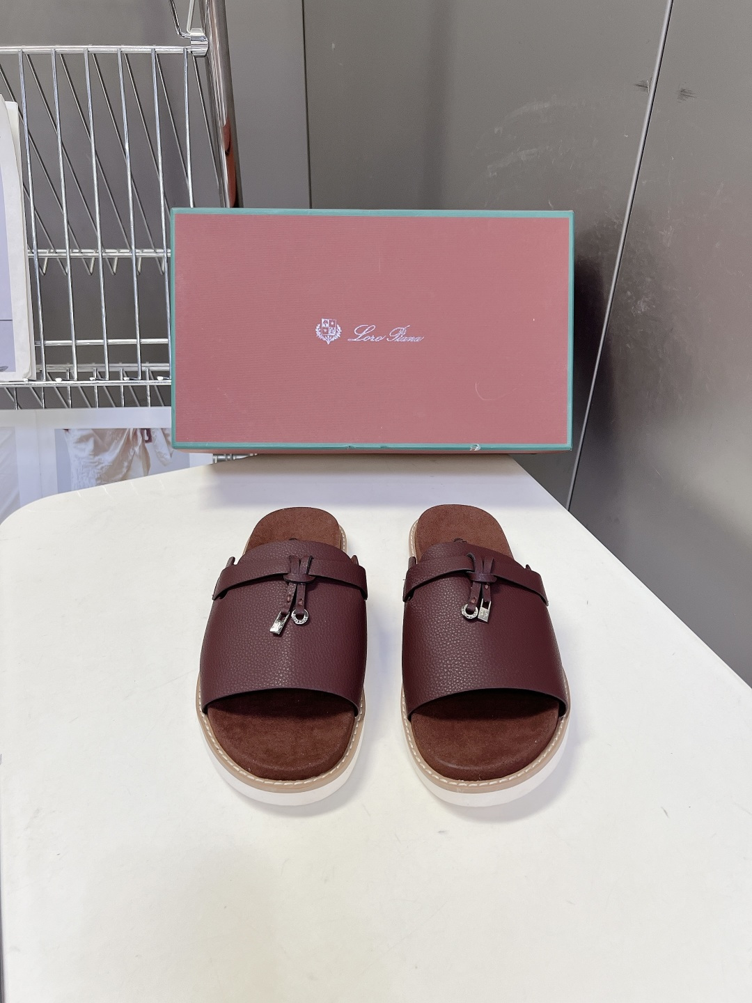 Loro Piana ‌诺悠翩雅春夏最新款老钱风休闲拖鞋超多明星网红种草 Loro Piana Runw