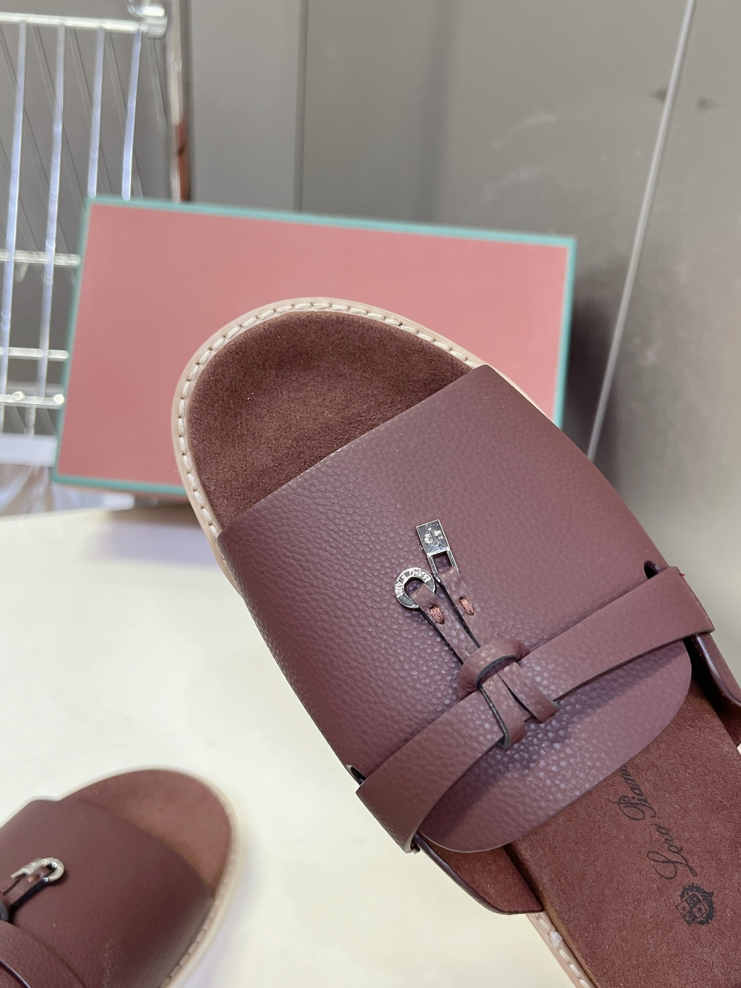 Loro Piana ‌诺悠翩雅春夏最新款老钱风休闲拖鞋超多明星网红种草 Loro Piana Runw