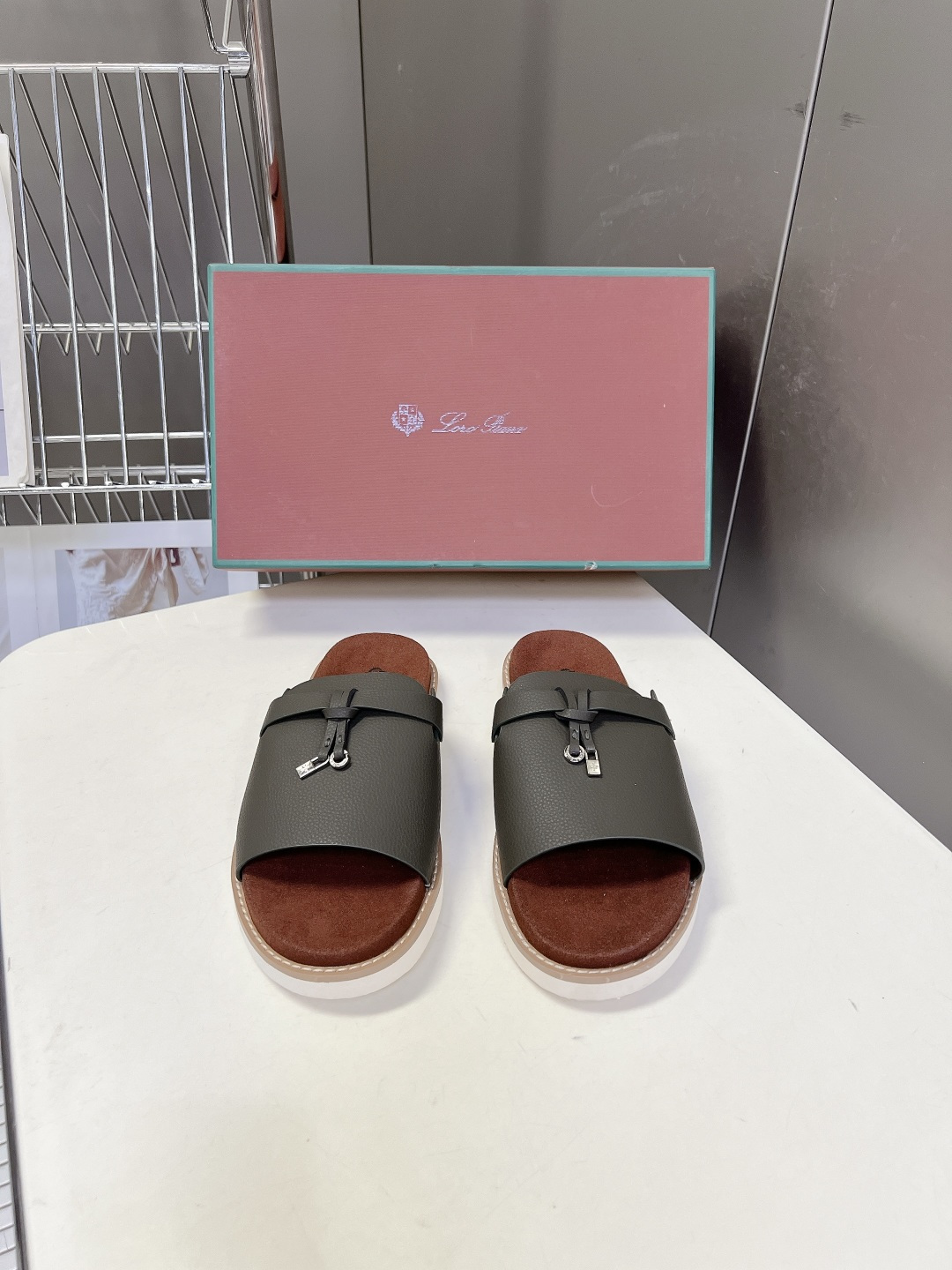 Loro Piana ‌诺悠翩雅春夏最新款老钱风休闲拖鞋超多明星网红种草 Loro Piana Runw