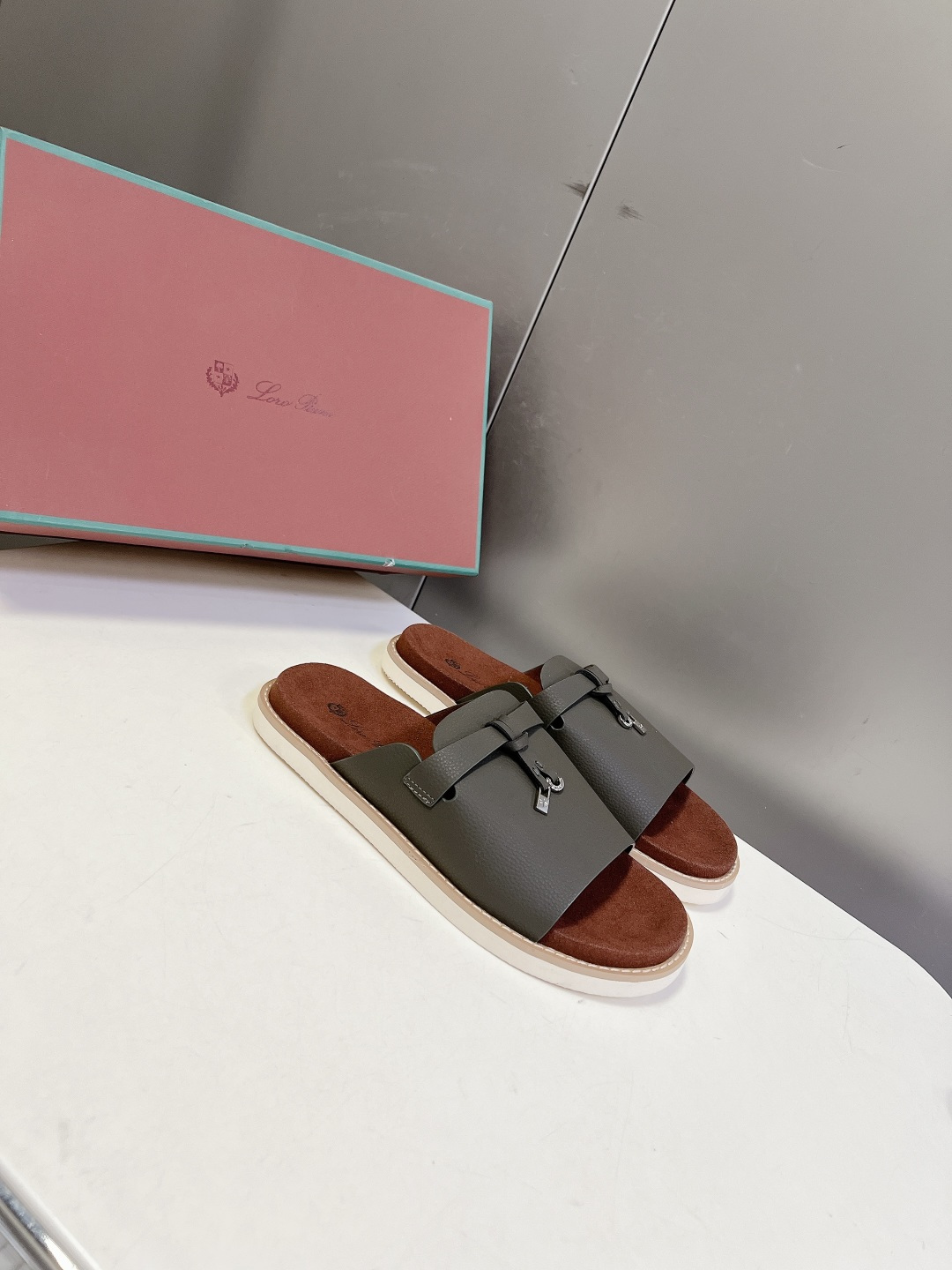 Loro Piana ‌诺悠翩雅春夏最新款老钱风休闲拖鞋超多明星网红种草 Loro Piana Runw