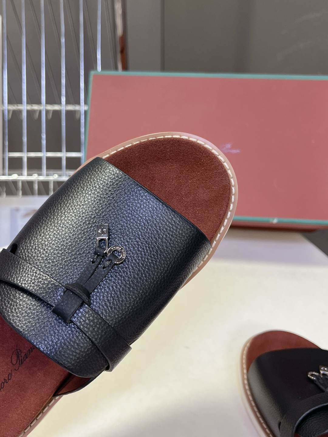 Loro Piana ‌诺悠翩雅春夏最新款老钱风休闲拖鞋超多明星网红种草 Loro Piana Runw