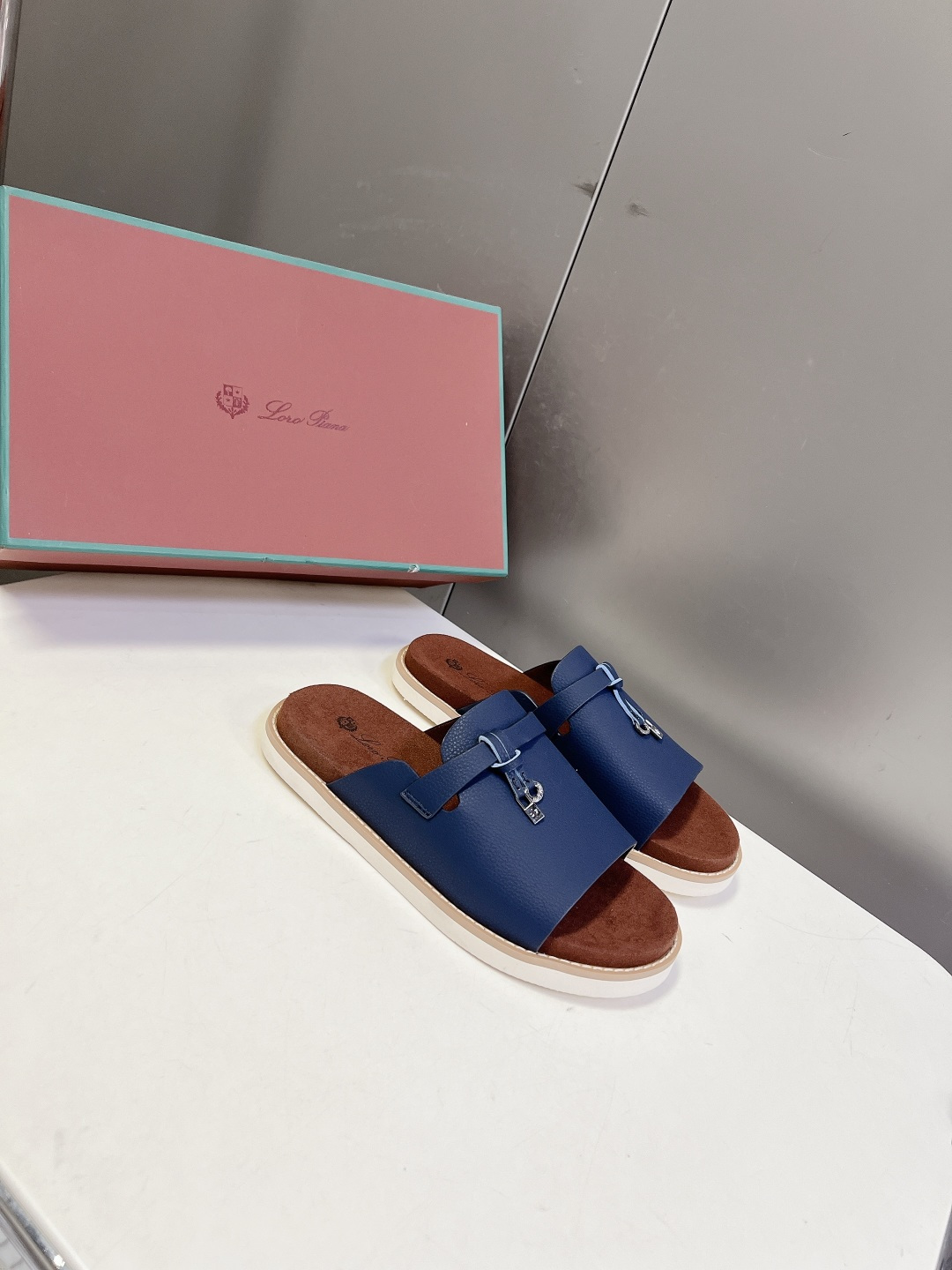 Loro Piana ‌诺悠翩雅春夏最新款老钱风休闲拖鞋超多明星网红种草 Loro Piana Runw