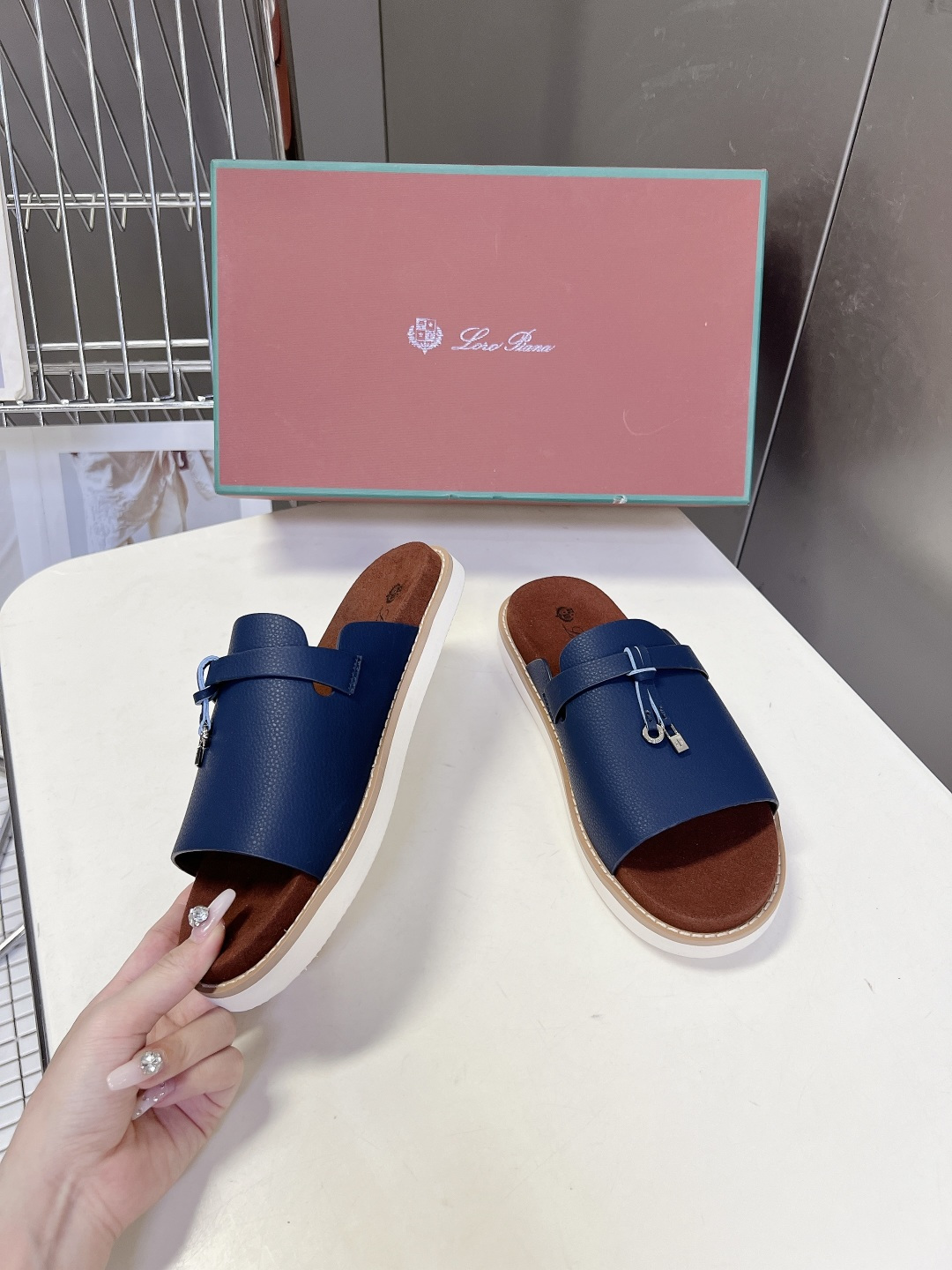 Loro Piana ‌诺悠翩雅春夏最新款老钱风休闲拖鞋超多明星网红种草 Loro Piana Runw