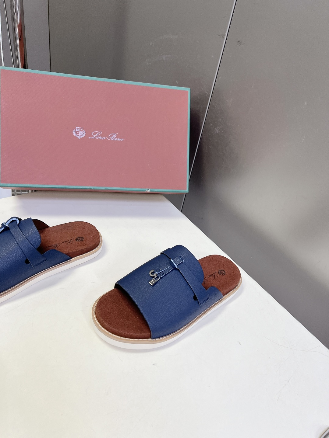 Loro Piana ‌诺悠翩雅春夏最新款老钱风休闲拖鞋超多明星网红种草 Loro Piana Runw