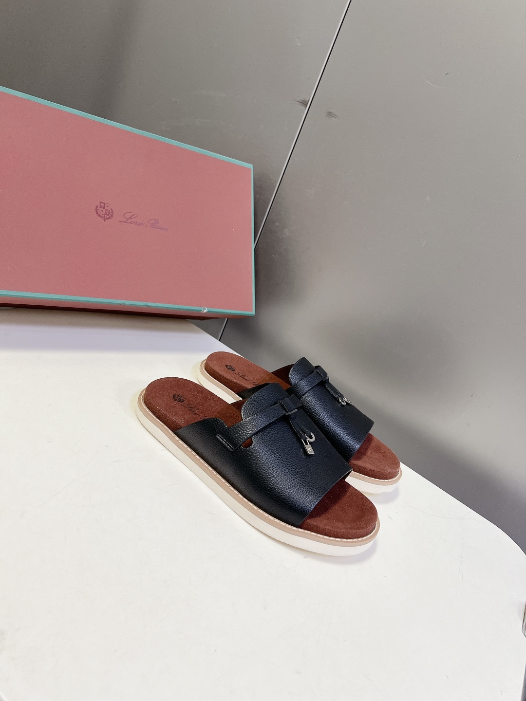 Loro Piana ‌诺悠翩雅春夏最新款老钱风休闲拖鞋超多明星网红种草 Loro Piana Runw