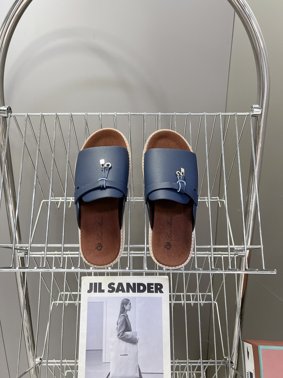 Loro Piana ‌诺悠翩雅春夏最新款老钱风休闲拖鞋超多明星网红种草 Loro Piana Runw