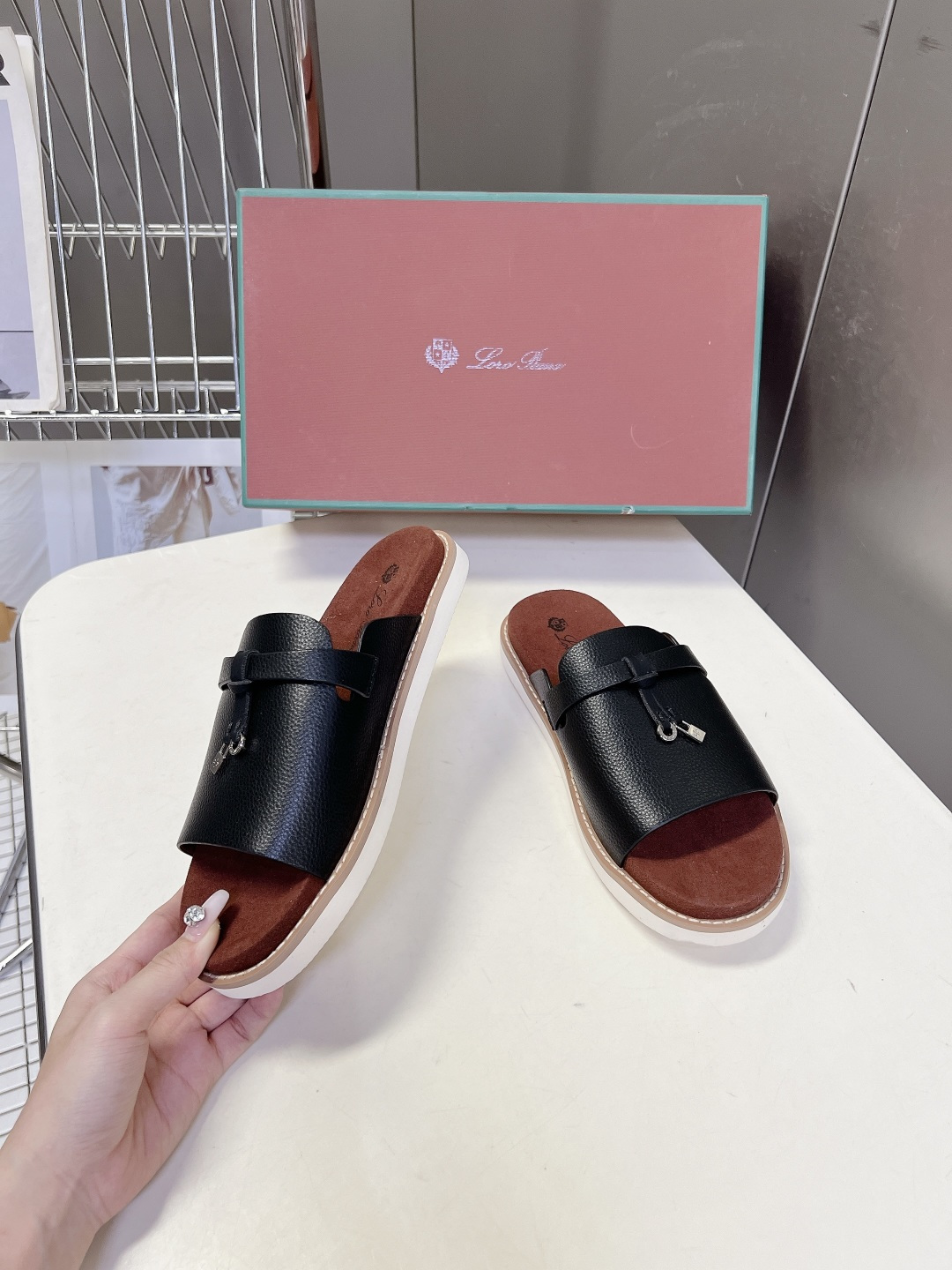 Loro Piana ‌诺悠翩雅春夏最新款老钱风休闲拖鞋超多明星网红种草 Loro Piana Runw