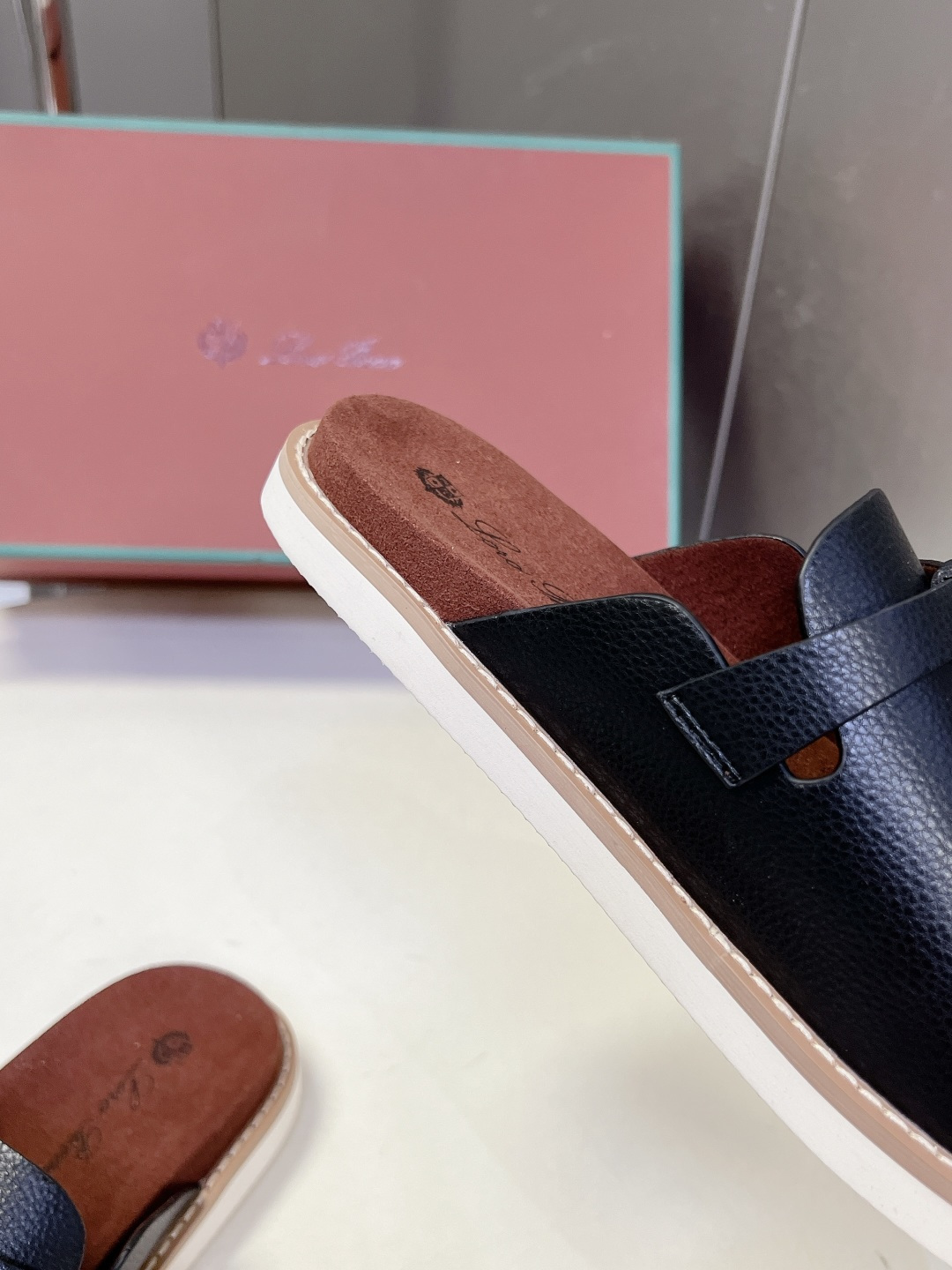 Loro Piana ‌诺悠翩雅春夏最新款老钱风休闲拖鞋超多明星网红种草 Loro Piana Runw