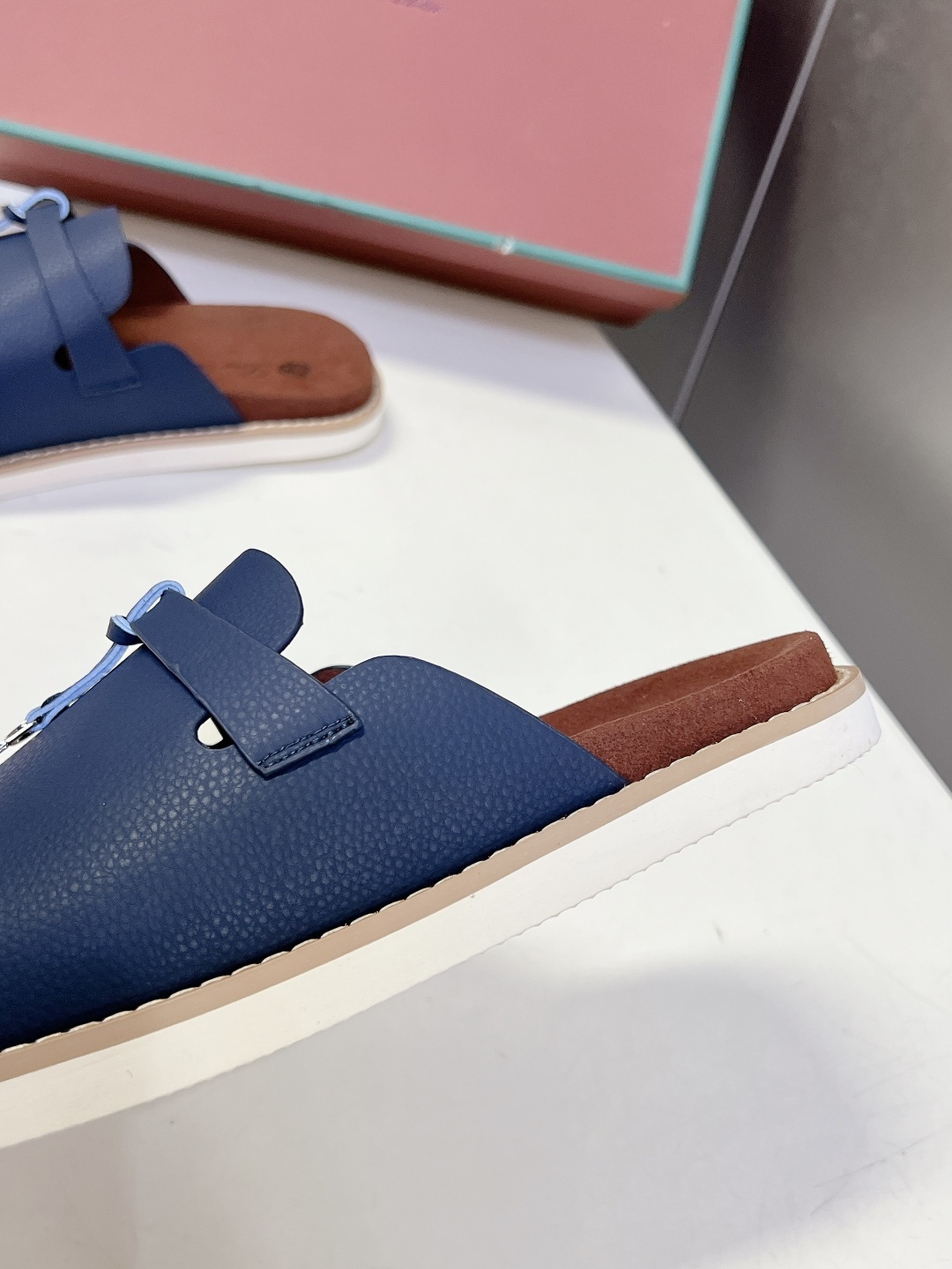 Loro Piana ‌诺悠翩雅春夏最新款老钱风休闲拖鞋超多明星网红种草 Loro Piana Runw