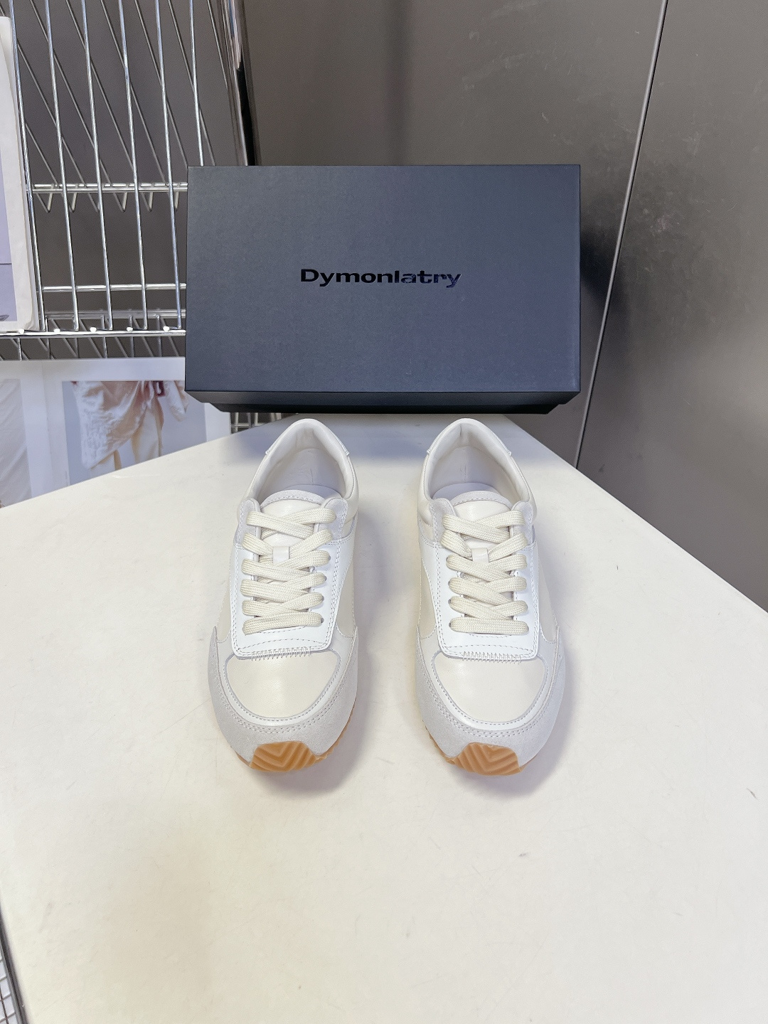 DYMONLATRY（DYM）拼接慢跑德训鞋超多明星网红种草 鞋型源自经典70年代慢跑鞋轮廓 线条利落修