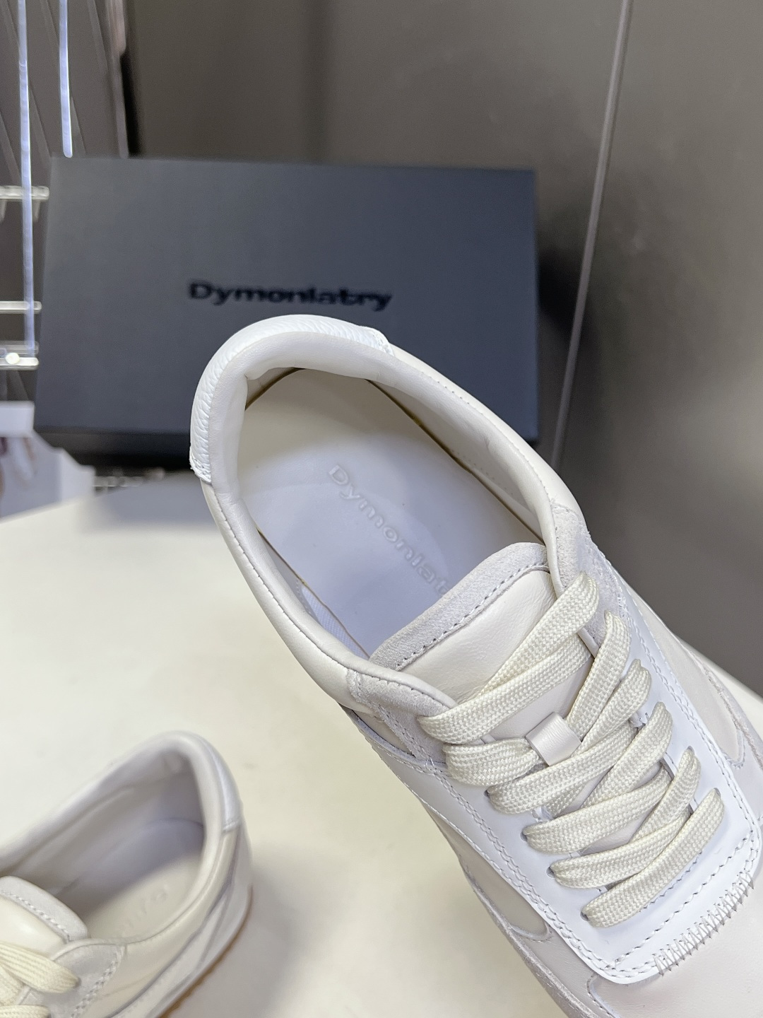 DYMONLATRY（DYM）拼接慢跑德训鞋超多明星网红种草 鞋型源自经典70年代慢跑鞋轮廓 线条利落修