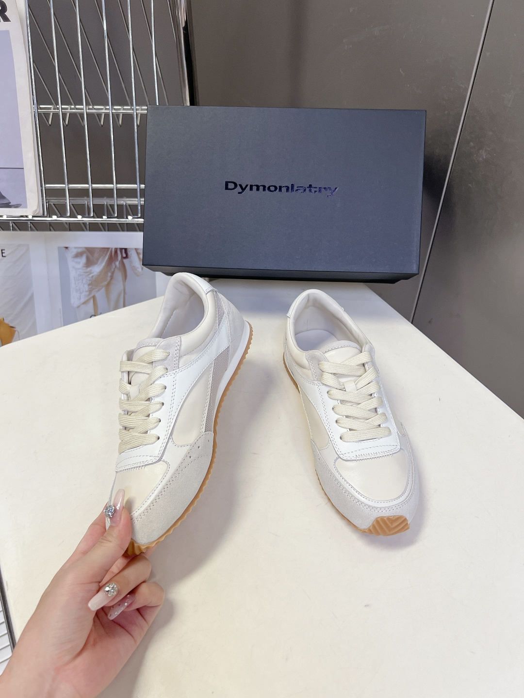 DYMONLATRY（DYM）拼接慢跑德训鞋超多明星网红种草 鞋型源自经典70年代慢跑鞋轮廓 线条利落修