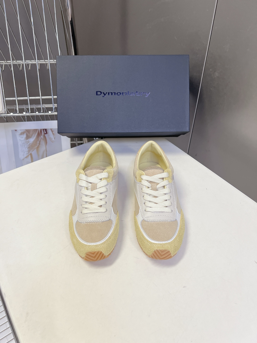 DYMONLATRY（DYM）拼接慢跑德训鞋超多明星网红种草 鞋型源自经典70年代慢跑鞋轮廓 线条利落修